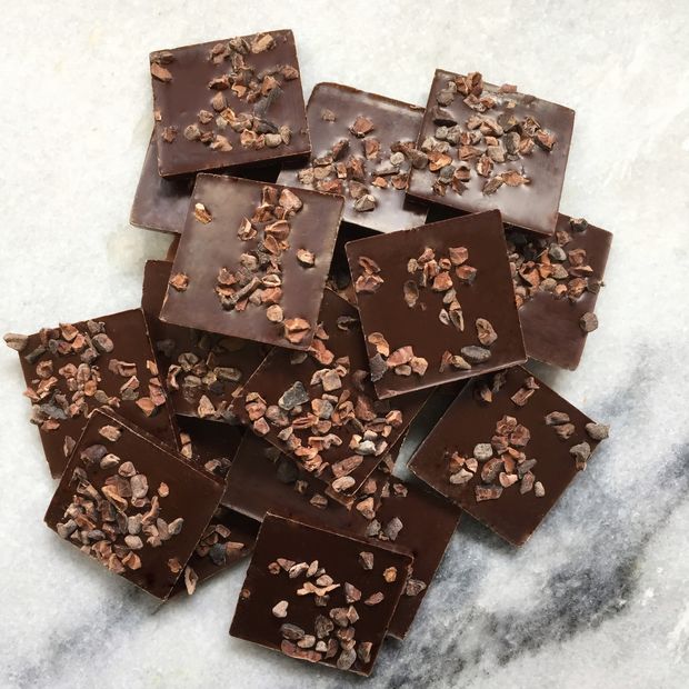 Chocolade flikken met cacaonibs in puur.