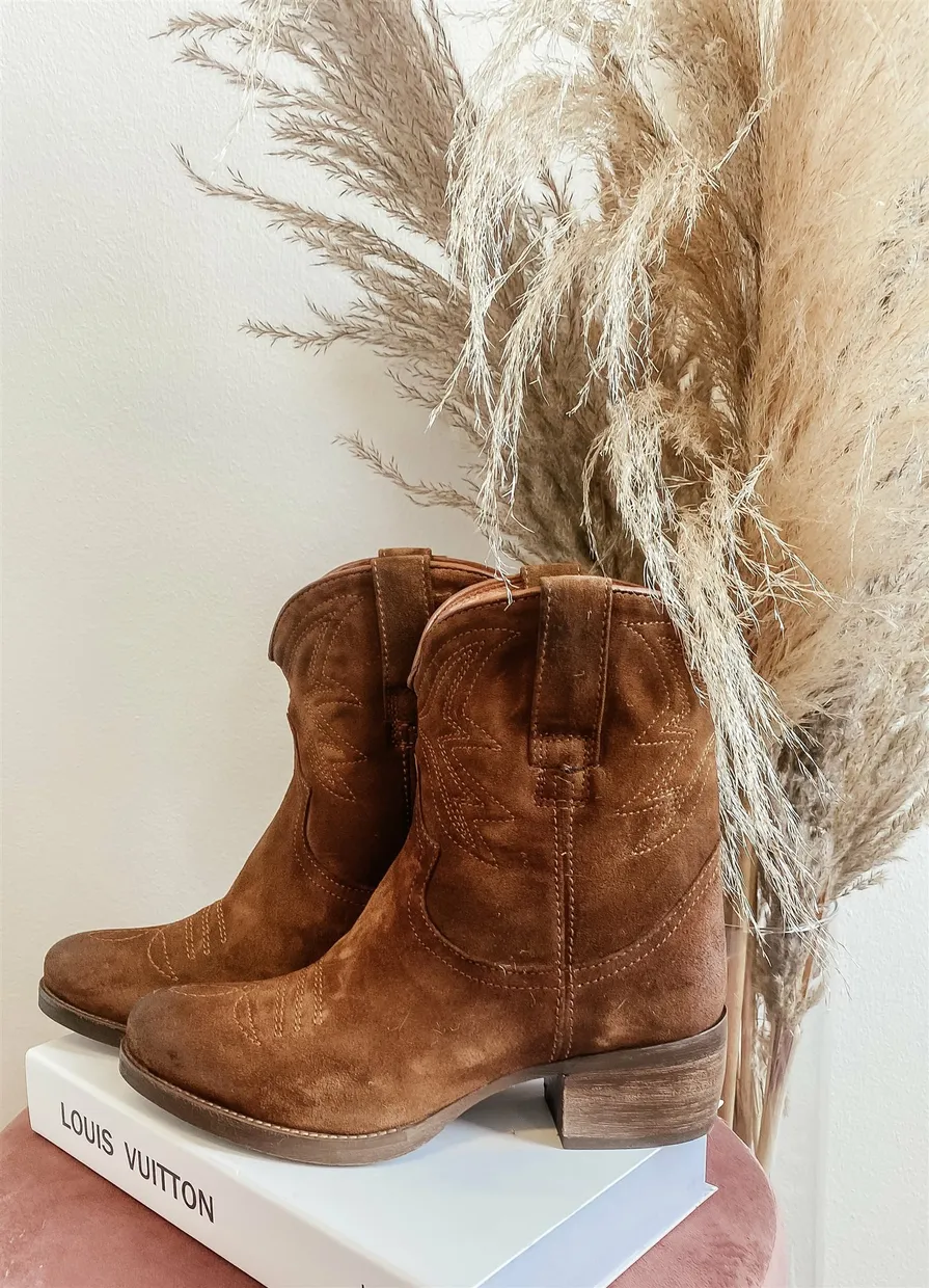 Short western boots camel