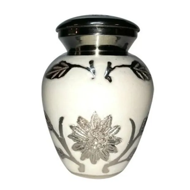 Mini urn in wit met bloemen in zilverkleur
