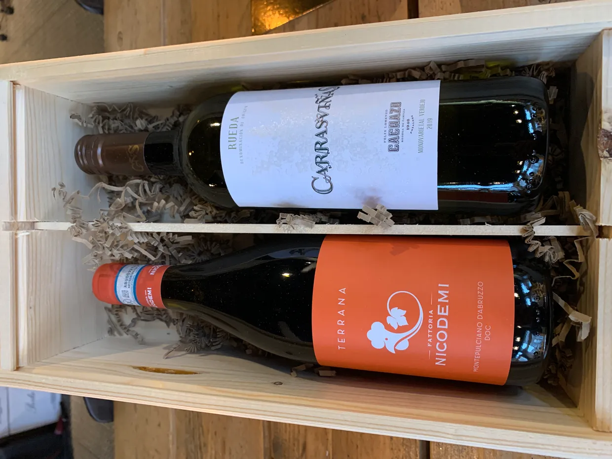 Wijnpakket: 2 flessen wijn in kist