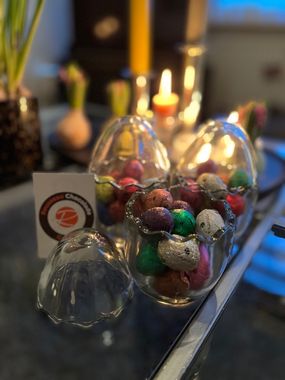 Glazen paasei gevuld met rousseau chocolade eieren