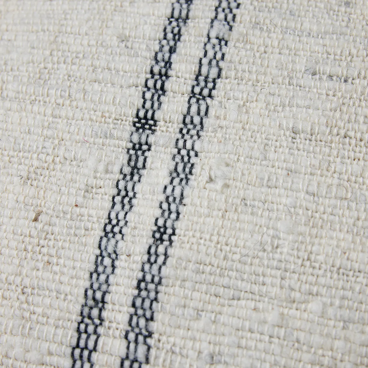 Large cushion thin striped (50x100)