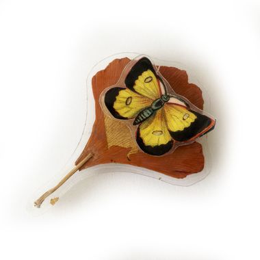 Ginko broche met bladgoud/geel vlindertje - Ellen van Toor