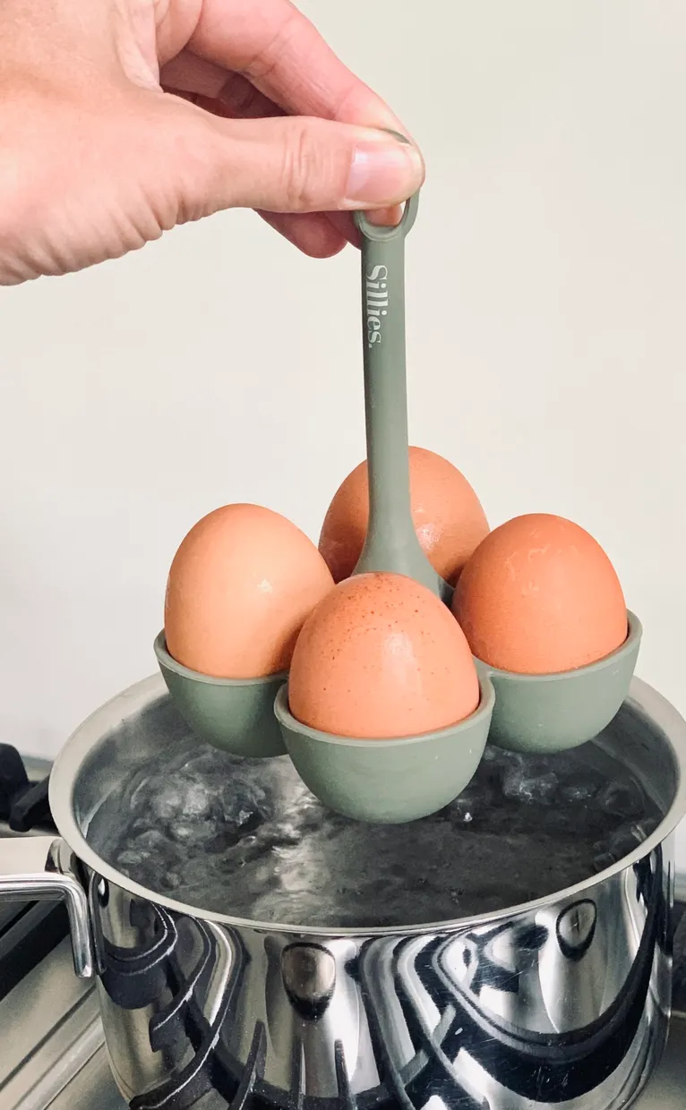 Eierkoker met lepeltjes en eierdopjes - groen