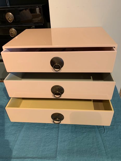 Lacquer chest of drawers