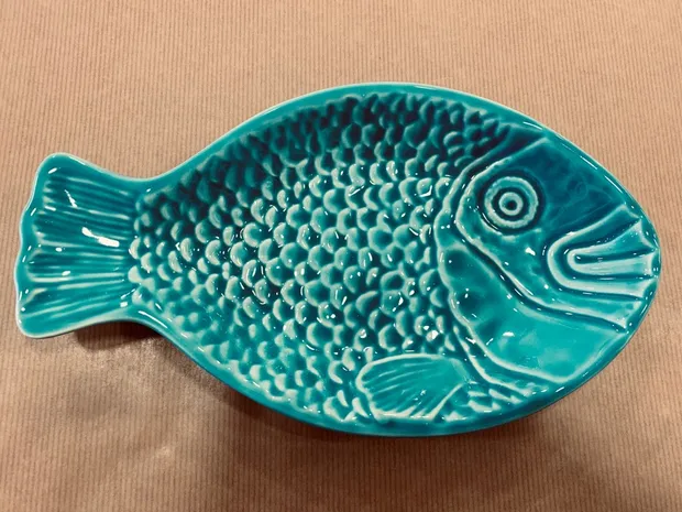 Reliëf vis van Portugees aardewerk. Oven en vaatwasserbestendig turquoise