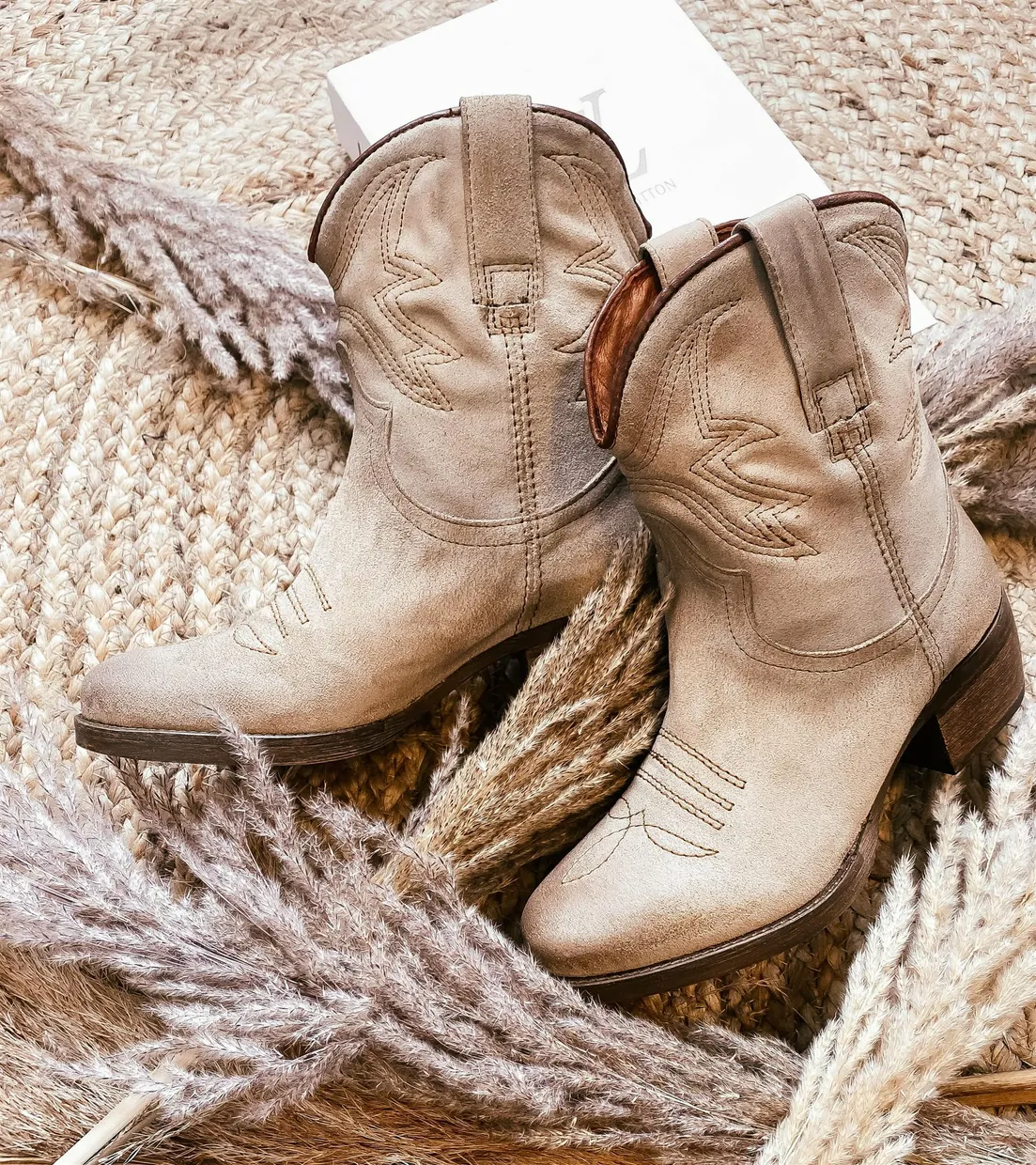 Short western boots beige