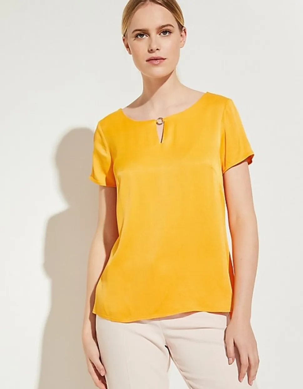 Satin blouse geel