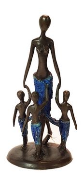 Bronzen moeder met 3 kinderen