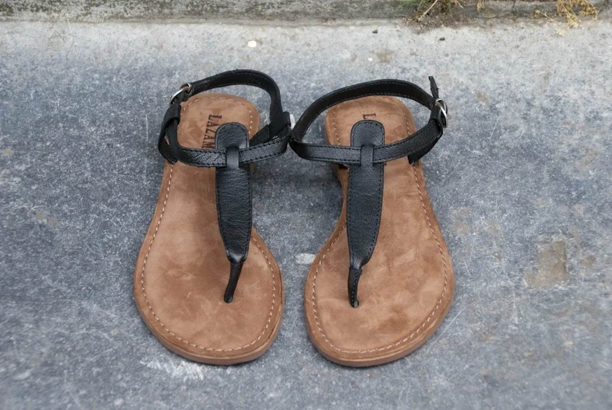 Leather sandal shiny black