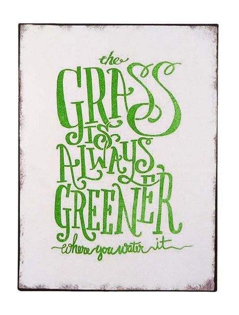 Tekstbord: "The grass is always greener ......"