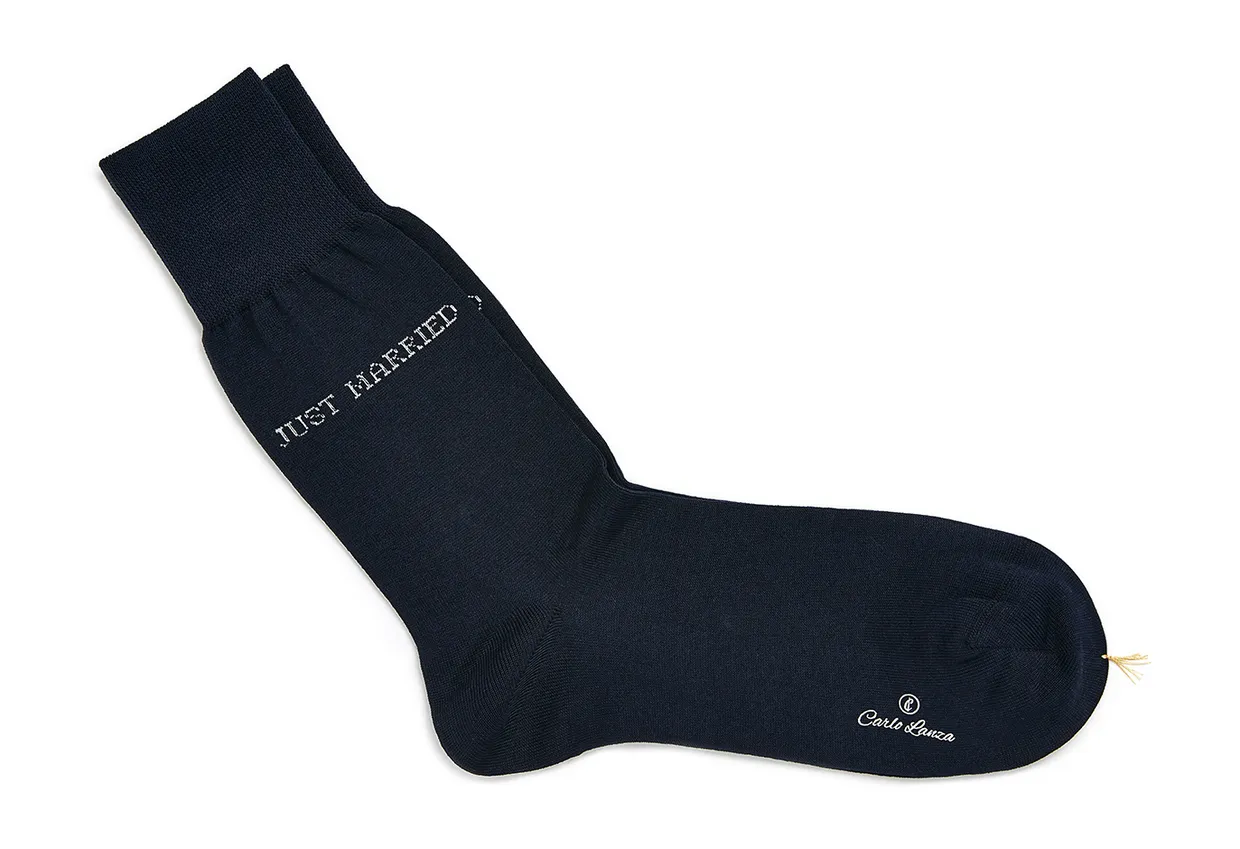 Donkerblauwe katoenen sokken met tekst Just Married
