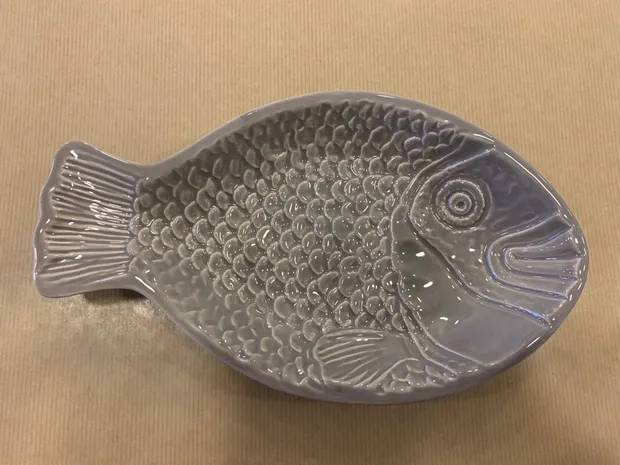 Reliëf vis van Portugees aardewerk. Oven en vaatwasserbestendig grijs