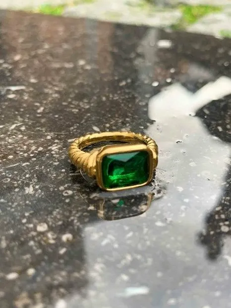 Green stone ring gold