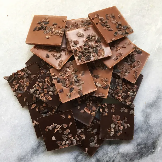 Chocolade flikken met cacaonibs gemengd.